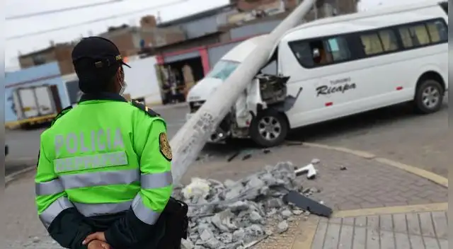 Choque de microbús con miniván derriba poste