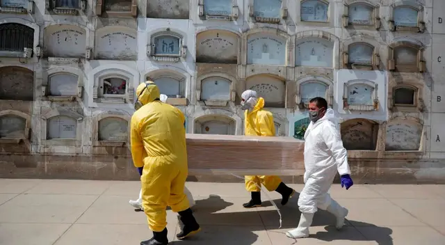 seis personas trabajan en la inhumación de cuerpos en el cementerio El Ángel. seis personas trabajan en la inhumación de cuerpos en el cementerio El Ángel.