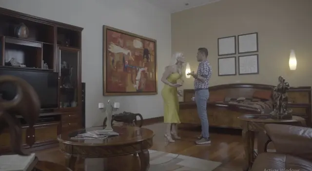 Sheyla Rojas reapareció tras su salida de la conducción de Estás en todas para debutar como actriz protagonista en el video musical del cantante Renzo Padilla. Sheyla Rojas reapareció tras su salida de la conducción de Estás en todas para debutar como actriz protagonista en el video musical del cantante Renzo Padilla.