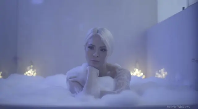 Sheyla Rojas reapareció tras su salida de la conducción de Estás en todas para debutar como actriz protagonista en el video musical del cantante Renzo Padilla. Sheyla Rojas reapareció tras su salida de la conducción de Estás en todas para debutar como actriz protagonista en el video musical del cantante Renzo Padilla.