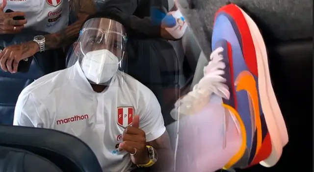 Jefferson Farfán se lució con llamativa zapatilla.
