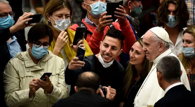 El Papa Francisco aparece sin mascarilla
