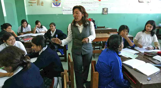 Martos anunció que maestros serán vacunados para el reinicio de clases presenciales del 2021.