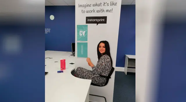 Joven envía curriculum con su foto en tamaño real para conseguir un trabajo