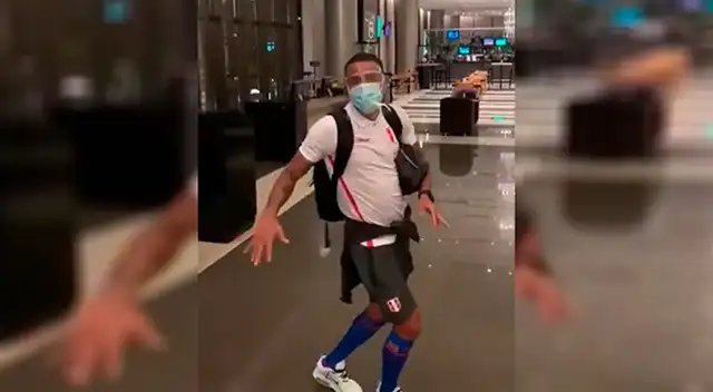 Yoshimar Yotún baila al llegar a hotel de concentración.