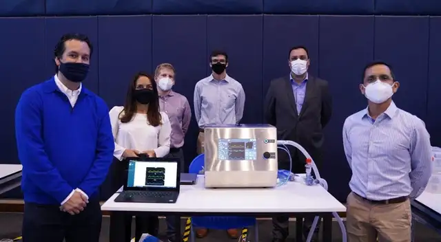 El presidente Martín Vizcarra y la titular del Minsa estuvieron presentes en la entrega de los ventiladores mecánicos.