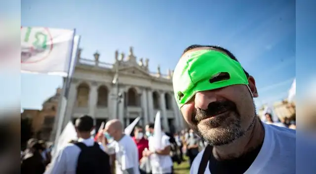 Las personas portaban carteles con mensajes como “defendemos la Constitución” o “Por nuestros hijos, por la libertad y por la democracia”.