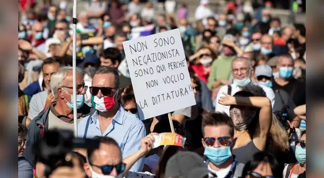Los manifestantes llevaban mascarillas cubriéndose solo la boca y no la nariz, y otros llevándola en la barbilla.