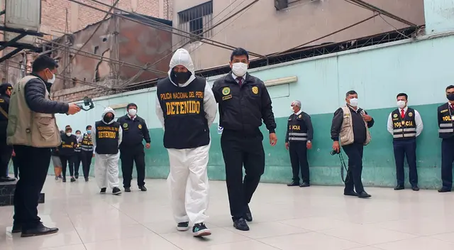 La droga la habrían recogido del terminal San Luis y que fue enviada por un sujeto conocido como 'Loco', quien vive en Ayacucho. La droga la habrían recogido del terminal San Luis y que fue enviada por un sujeto conocido como 'Loco', quien vive en Ayacucho.