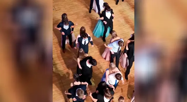 Adolescentes bailan de espaldas para evitar contagiarse del COVID-19