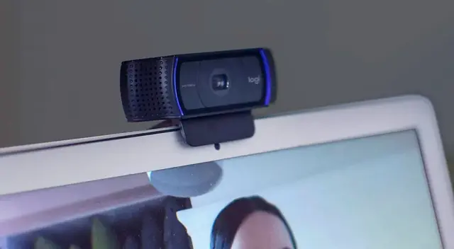 El profesor le pide a uno de sus alumnos que active su cámara; sin embargo, el joven explica que su webcam está totalmente rota.