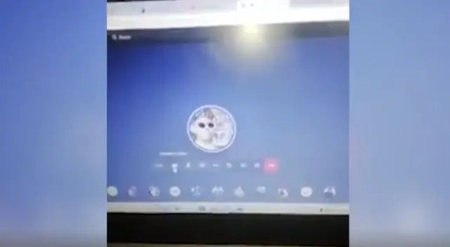 Un docente mexicano causó molestia en varios alumnos tras humillar en las clases virtuales a un joven por no prender su webcam.