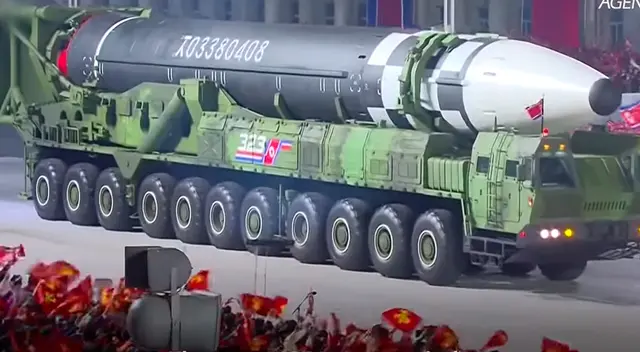 El nuevo misil parece ser de 2 a 3 metros más largo que el Hwasong-15, según expertos.