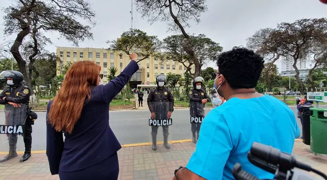 Liliana La Rosa, decana del Colegio de Enfermeros del Perú, lidera la protesta en los exteriores del Ministerio de Salud Liliana La Rosa, decana del Colegio de Enfermeros del Perú, lidera la protesta en los exteriores del Ministerio de Salud