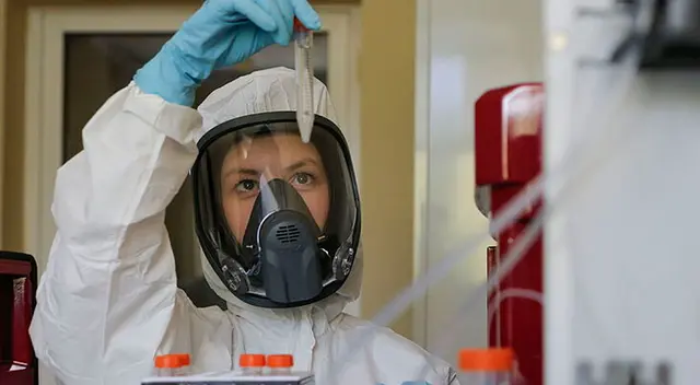 Científica agarrando muestras de la vacuna rusa