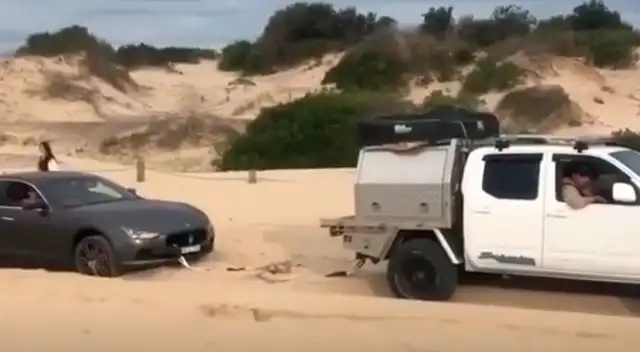 El auto deportivo quedo atascado en la arena.