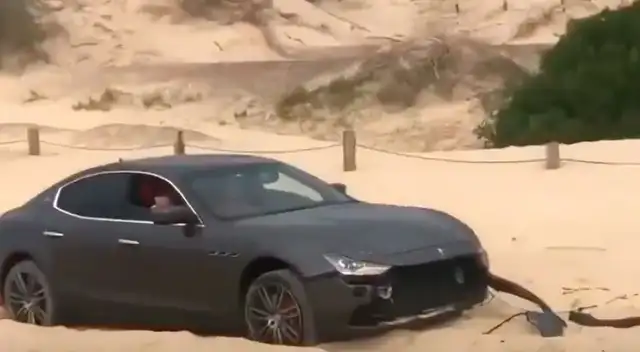 El auto deportivo quedo atascado en la arena.