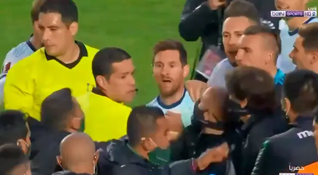 Lionel Messi recibió tarjeta amarilla tras finalizar el partido.