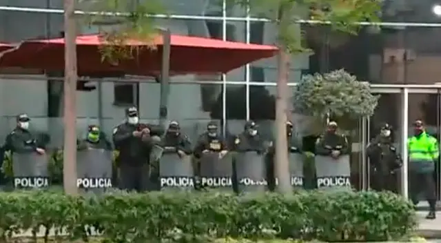 Policías cuidan hotel de árbitro chileno.