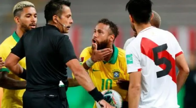 Hinchas de la bicolor amenazaron al árbitro por el cuestionado papel que protagonizó durante el encuentro Perú vs. Brasil este martes en el Estadio Nacional.