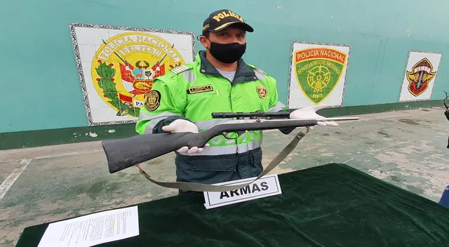 Los agentes policiales encontraron una escopeta oculta en el ropero del agresor.