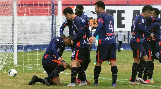 César Vallejo derrotó 2-1 a Ayacucho y se acercó en el acumulado a la 'U'.