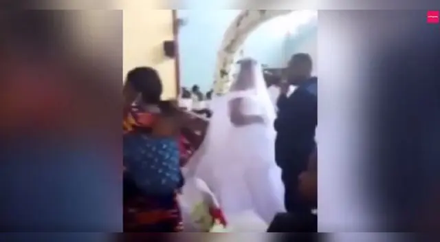 Una mujer entró abruptamente a iglesia para impedir matrimonio de su esposo con otra mujer. El clip causó reacciones en internautas que no pararon en criticar al hombre.