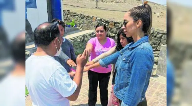 En compañia de su novio Christian Marcial, Olinda Castañeda se bautizó en el mar, pese a que no era un requisito para su boda. En compañia de su novio Christian Marcial, Olinda Castañeda se bautizó en el mar, pese a que no era un requisito para su boda.
