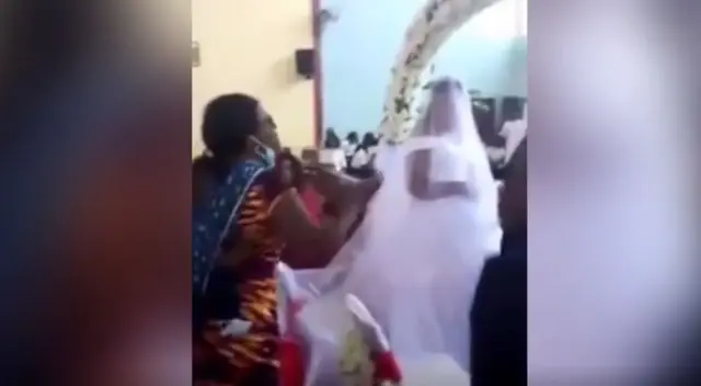 Dos mujeres un camino. El momento de felicidad se volvió tortura, al escuchar gritos de una mujer decir que su esposo no debe casarse por iglesia con otra mujer porque ya estaba casado por civil con ella.