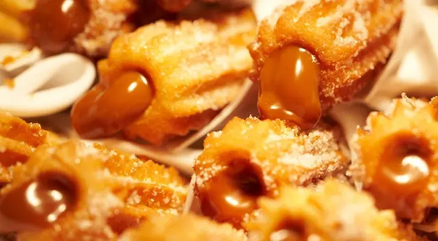 El churro ha sido siempre un postre clásico, crujientes y suavecitos, hoy te enseñaremos lo fácil que es prepararlo para que te des un gustito.