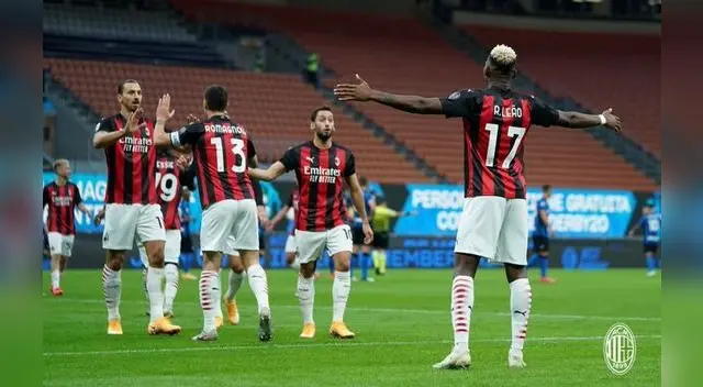 Todos festejan con Zlatan por los dos goles marcados al Inter.