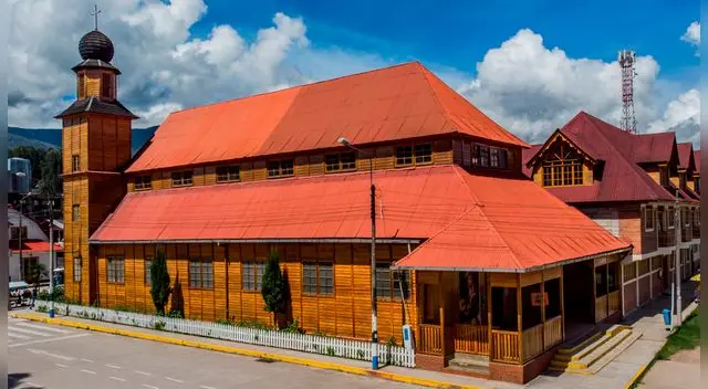 Oxapampa es una ciudad del departamento de Pasco. Oxapampa es una ciudad del departamento de Pasco.