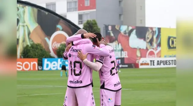 Jesús Chávez recibe la felicitación de sus compañeros por el gol anotado a  Alianza Universidad.