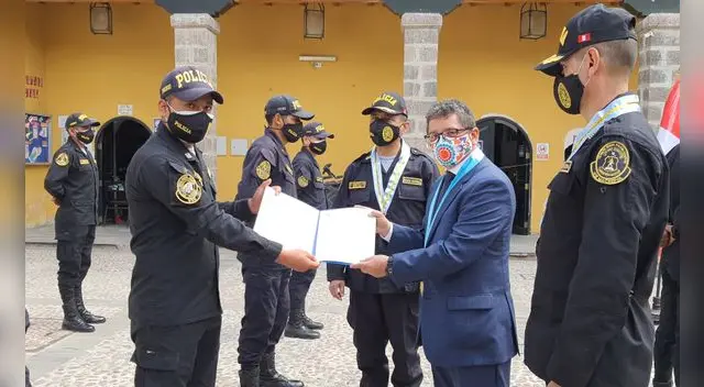 premian a policías por capturar a más de 50 extranjeros