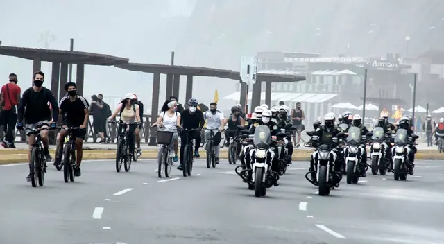 La Policía llegó desde las primeras horas de la mañana para retirar a los ciudadanos aglomerados en las playas del distrito.