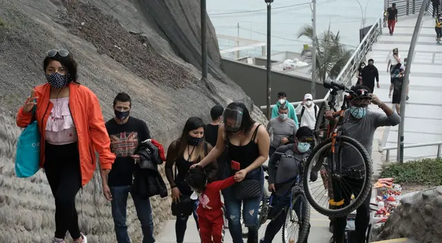 Muchos tuvieron que retirarse tras la llegada de las autoridades.