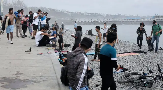 Muchos bañistas llegaron para practicar surf sin tomar las medidas de bioseguridad correspondientes para evitar a la COVID-19.