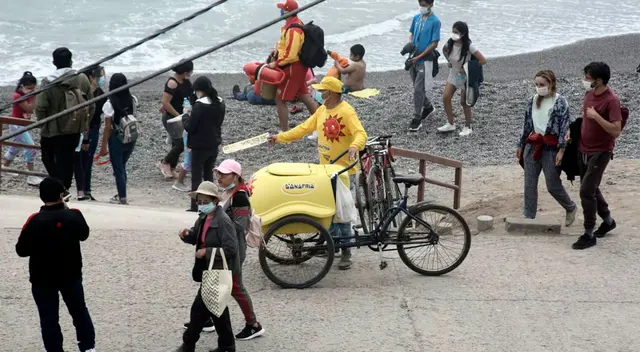 Vendedores de helados también se apersonaron hasta las playas a vender sus productos.