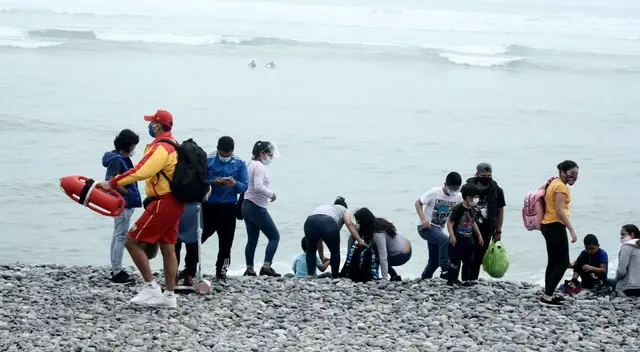 Familias también llegaron a las playas a pesar de estar prohibido ese tipo de reuniones.