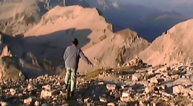 El hombre sorprendió a todos con su gran habilidad. El hombre sorprendió a todos con su gran habilidad.