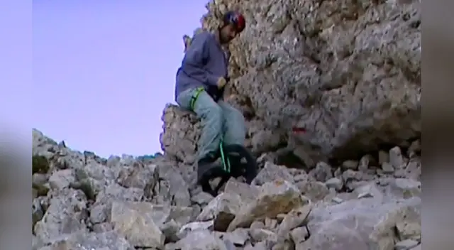 El hombre sorprendió a todos con su gran habilidad. El hombre sorprendió a todos con su gran habilidad.