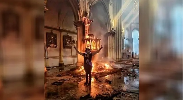 Durante el siniestro, una joven se tomó una foto, en la que posa celebrando el incendio.