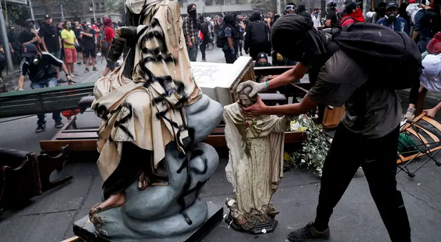 Encapuchados destruyeron e incendiaron iglesias durante manifestaciones