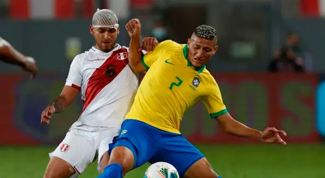 Miguel Trauco recibió una falta de Richarlison que Julio Bascuñán no sancionó.