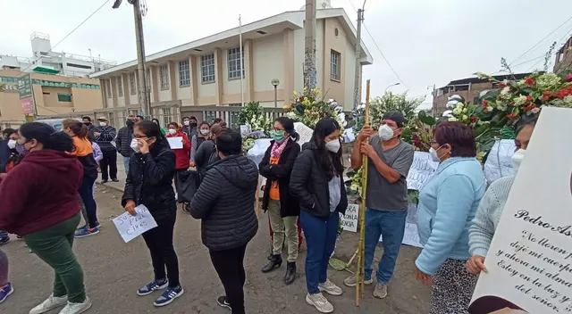 Los vecinos de San Juan de Miraflores cerraron las calles exigiendo justicia. Los vecinos de San Juan de Miraflores cerraron las calles exigiendo justicia.
