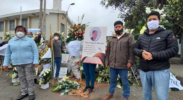 El reclamo de los vecinos se debe al asesinato del comerciante Pedro Astoquilca Huamaní, quien recibió 5 impactos de bala en la cabeza por parte de dos delincuentes. El reclamo de los vecinos se debe al asesinato del comerciante Pedro Astoquilca Huamaní, quien recibió 5 impactos de bala en la cabeza por parte de dos delincuentes.