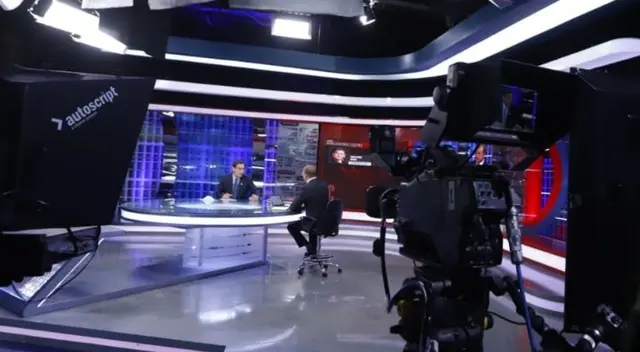 Martín Vizcarra hizo sentir su incomodidad tras haber sido entrevistado por  Augusto Thorndike en Cuarto Poder. Mira aquí el video de su reacción al ver el bombardeo de preguntas del periodista.