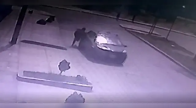 Delincuentes arrastran a mujer para robarle su celular Delincuentes arrastran a mujer para robarle su celular