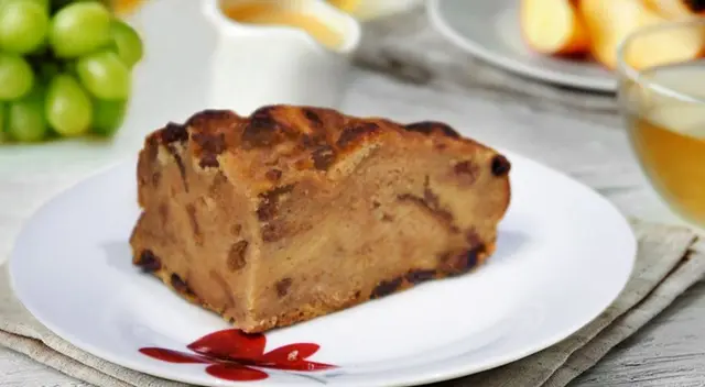 ¿Cómo preparar budín de pan fácil y rápido? Con pocos ingredientes puedes hacer este rico plato. Te mostramos la receta peruana y la preparación.