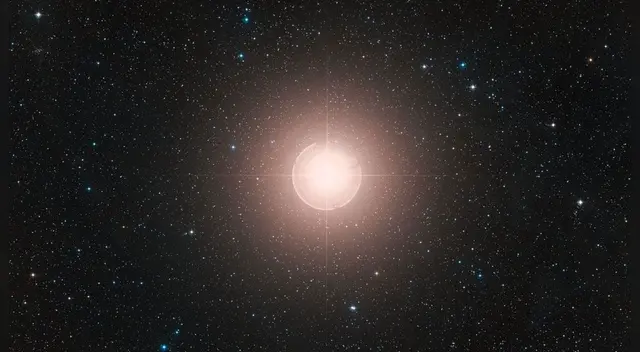 "Las estrellas masivas como Betelgeuse queman gases cada vez más pesados en su núcleo hasta que les queda solo hierro y, en consecuencia, colapsan por su propia gravedad y explotan", señala Shing-Chi Leung, coautor del estudio.
